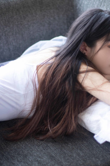 一面亲上边一面膜下边的肌肤之亲